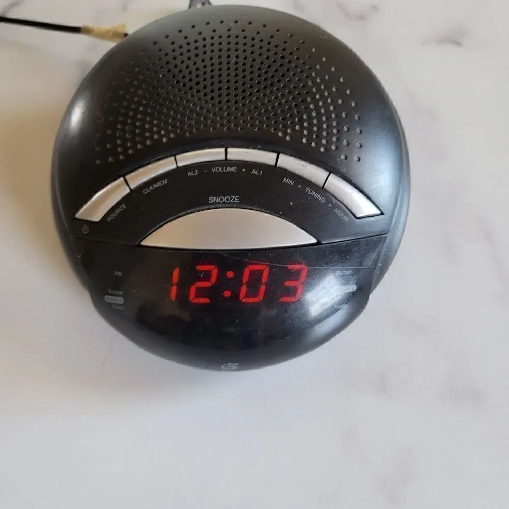 GPX Am/Fm alarm clock radio model C222B 6v wireless and battery